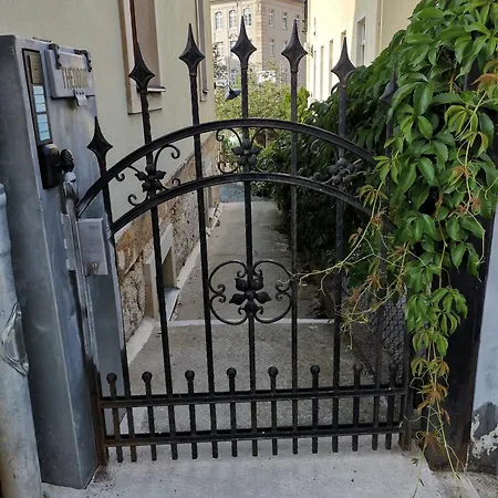 Vielstubenhaus - August דירה פירנה