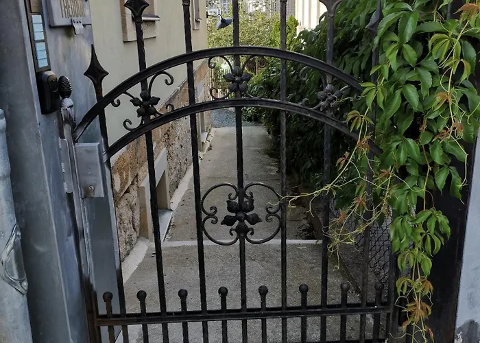 Vielstubenhaus - August アパート ピルナ